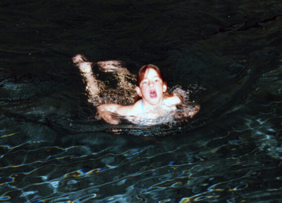 1985: Nicola beim Schwimmen – an der Technik kann noch gearbeitet werden!