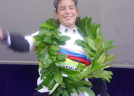 2000: In Calais wird Nicola zum ersten Mal Junioren Weltmeisterin im Duathlon